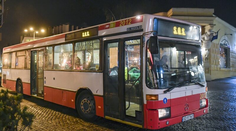 Autobus stoi nocą na ulicy