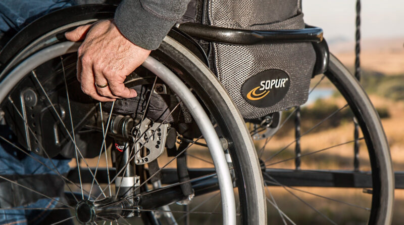 meżczyzna siedzi na wózku inwalidzkim