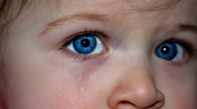 twarz dziecka, które płacze