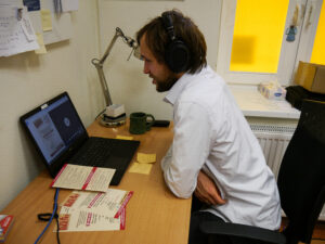 Mężczyzna siedzi przy biuro przed laptopem