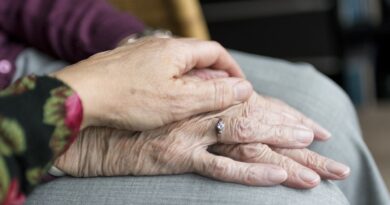 Rozszerzony pakiet wsparcia dla opiekuna osoby niesamodzielnej kobieta położyła dłoń na dłoni starszego mężczyzny