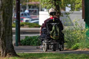 kobieta jedzie elektryczny, wózkiem inwalidzkim