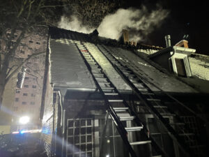 nocny pożar na dachu budynku