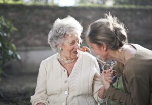 młoda kobieta rozmawia ze starszą