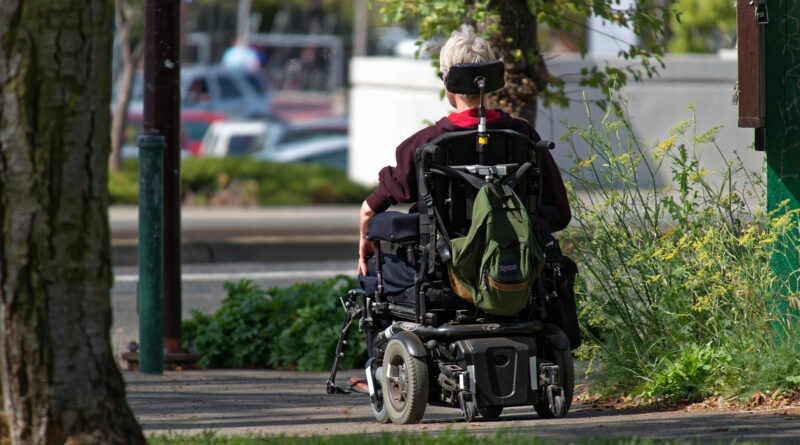 osoba na wózku elektrycznym inwalidzkim