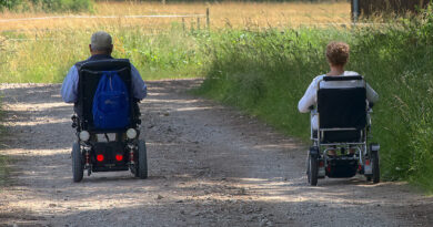 dwie osoby jadą wózkiem elektrycznym