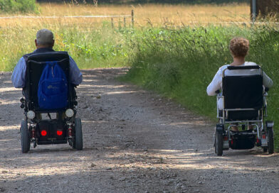 dwie osoby jadą wózkiem elektrycznym