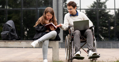 młody mężczyzna na wózku inwalidzkim rozmawia z dziewczynką