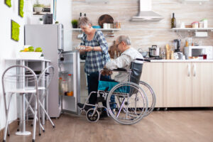 starsza pani przygotowuje posiłek na wózku inwalidzkim