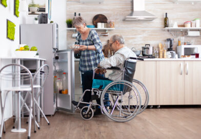 starsza pani przygotowuje posiłek na wózku inwalidzkim