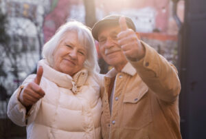 starsza kobieta i mężczyzna podnoszą kciuk do góry
