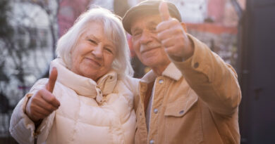 starsza kobieta i mężczyzna podnoszą kciuk do góry