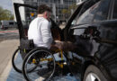 mężczyzna na wózku inwalidzkim wsiada do samochodu
