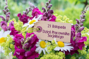 kwiaty i napis 21 listopada Dzień Pracownika Socjalnego