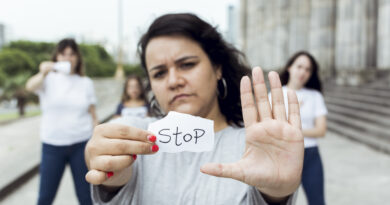 kobieta pokazuje napis stop