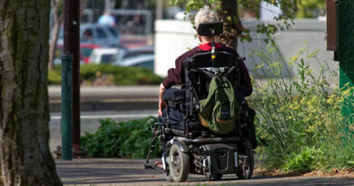 osoba na wózku inwalidzkim elektrycznym