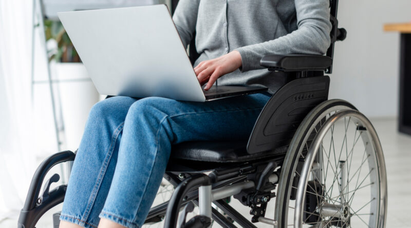 kobieta na wózku pracuje na laptopie