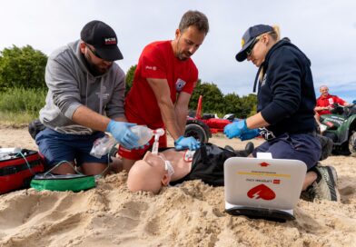 ćwiczenia z udzielania pierwszej pomocy na plaży