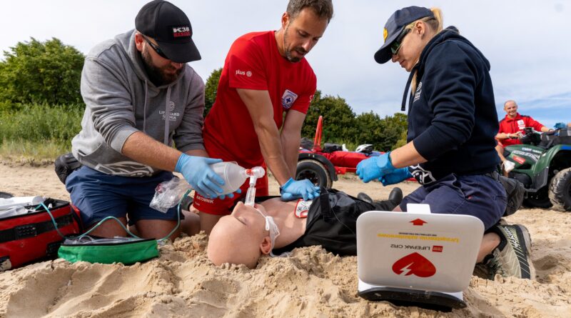 ćwiczenia z udzielania pierwszej pomocy na plaży