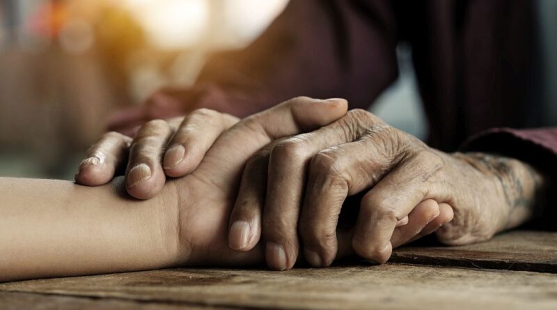 osoba trzyma drugą osobę za rękę