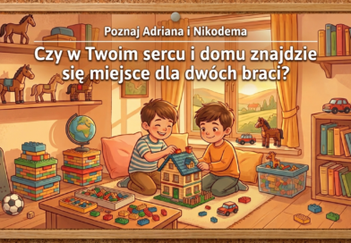 Grafika przedstawia dwóch chłopców, którzy w pokoju budują domek z klocków